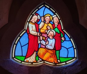 사도 성 베드로에게 천국의 열쇠를 주시는 그리스도_by William Wailes_photo by Mutney_in the Church of St Mary the Virgin in St Blazey Gate_England UK.jpg